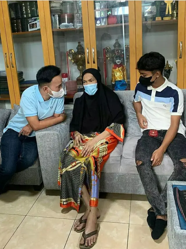 Berteman Baik, Ini 7 Potret Kenangan Dorce Gamalama Bareng Rekan Artis