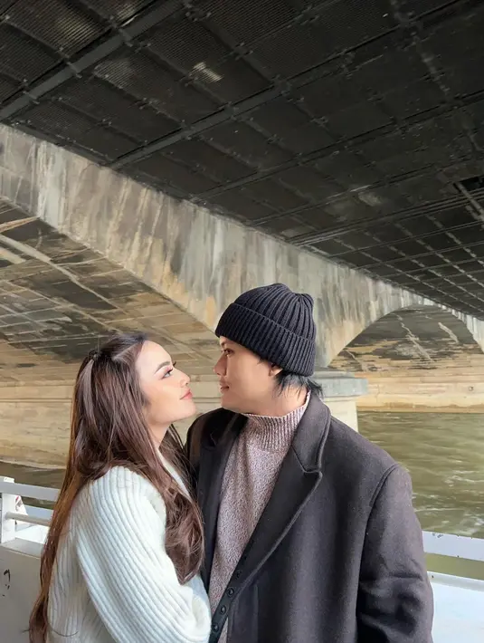 Gemas, potret Rizky Febian dan Mahalini ketika berlibur bersama ke luar negeri. Keduanya kompak mengenakan outfit musim dingin bernuansa earth tone. [Foto: Instagram/mahaliniraharja]