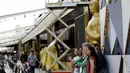 Sejumlah wanita berselfie dengan latar belakang patung Oscar 2016 di luar Teater Dolby, Hollywood, California, Jumat (26/2). Acara penghargaan Academy Awards ke-88 ini akan berlangsung pada Minggu (28/2) waktu setempat. (REUTERS/ Mario Anzuoni)