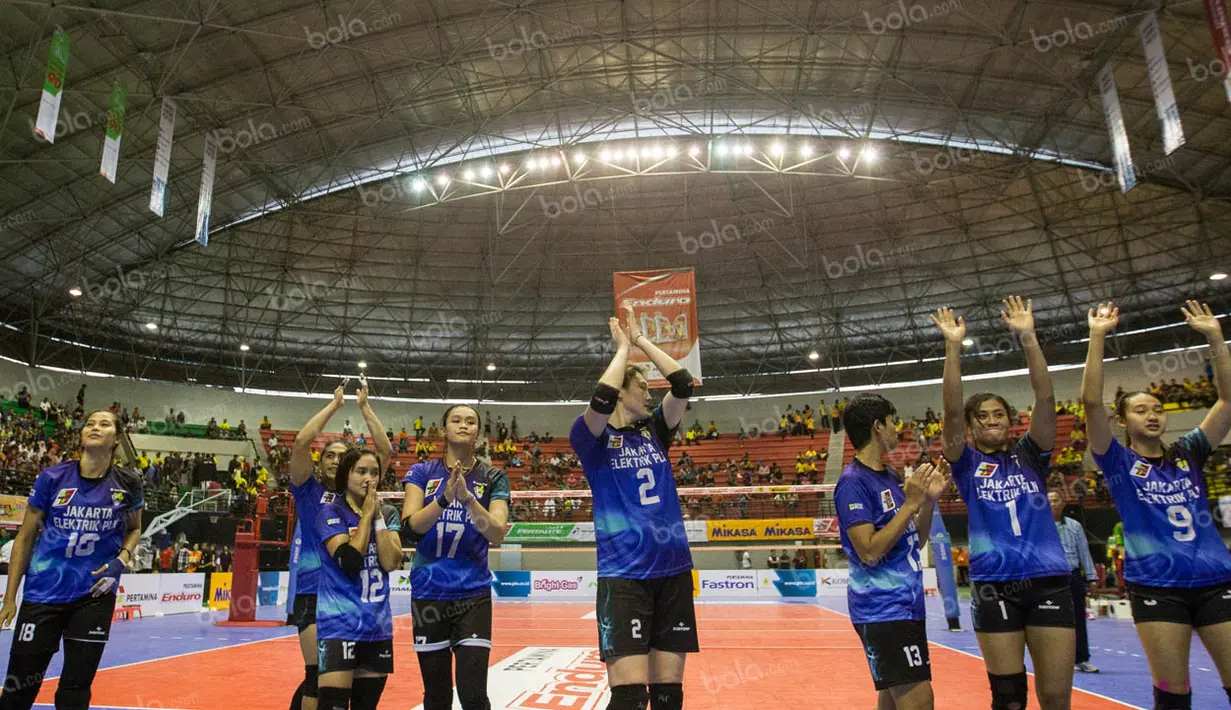 9. Para pemain Jakarta Elektrik PLN menyapa para supporter usai menaklukan Gresik Petrokimia pada final four seri kedua Proliga 2016 di GOR Amongrogo, Yogyakarta, Jumat (7/5/2016). (Bola.com/Vitalis Yogi Trisna)
