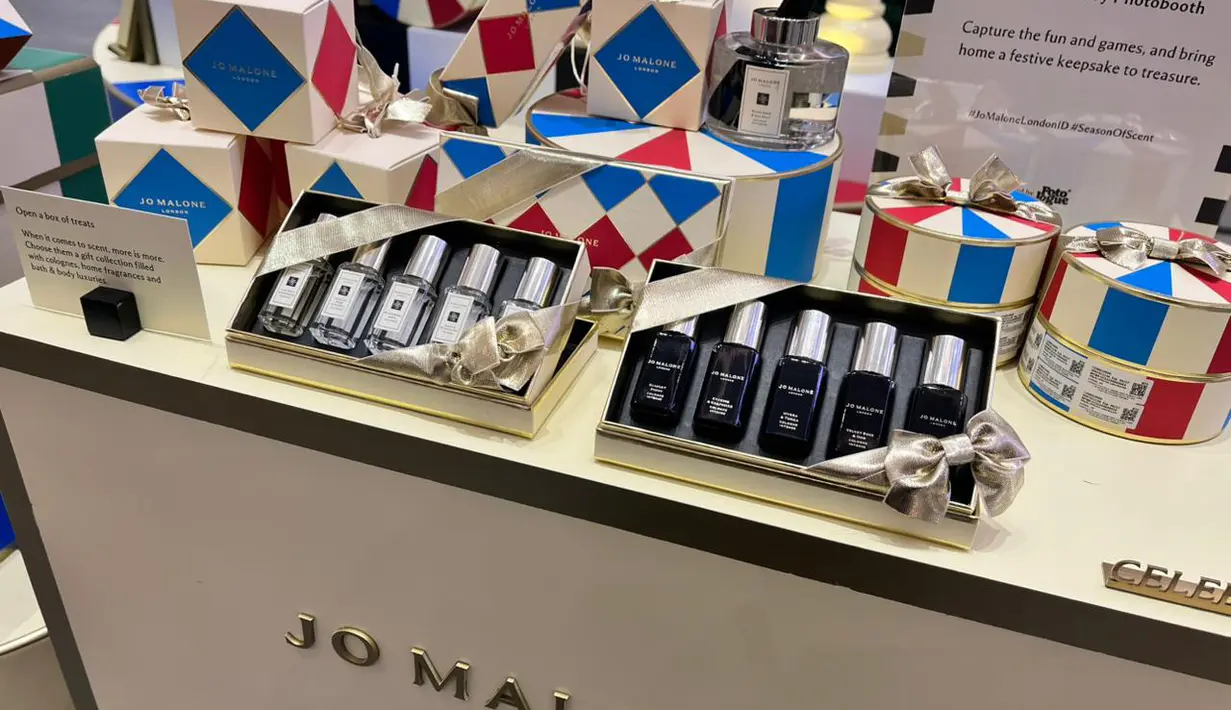 Bagi mereka yang tidak mungkin membatasi diri hanya pada satu aroma musiman, koleksi Fragrant Festivities  merangkum lima cologne dengan aroma memikat dalam botol 9ml, termasuk aroma baru  Sandalwood & Spiced Aprico serta aroma favorit  banyak orang seperti Fir & Artemisia, Orange Bitters  dan masih banyak lagi.  / Foto dok : Fimela.com.