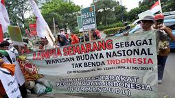 Sejumlah aktivis  membawa spanduk dalam aksinya di depan Kedutaan Besar Malaysia, Jakarta, Jumat (20/2/2015). Aktivis Semarang menggelar aksi memprotes makanan khas Kota Semarang Lumpia yang diklaim sebagai produk Malaysia. (Liputan6.com/Faizal Fanani)