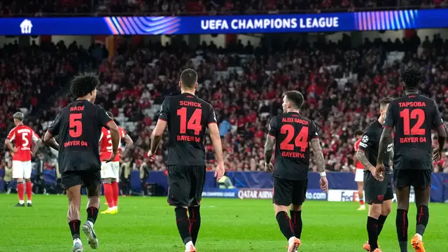 Para pemain bereaksi setelah Patrik Schick dari Leverkusen