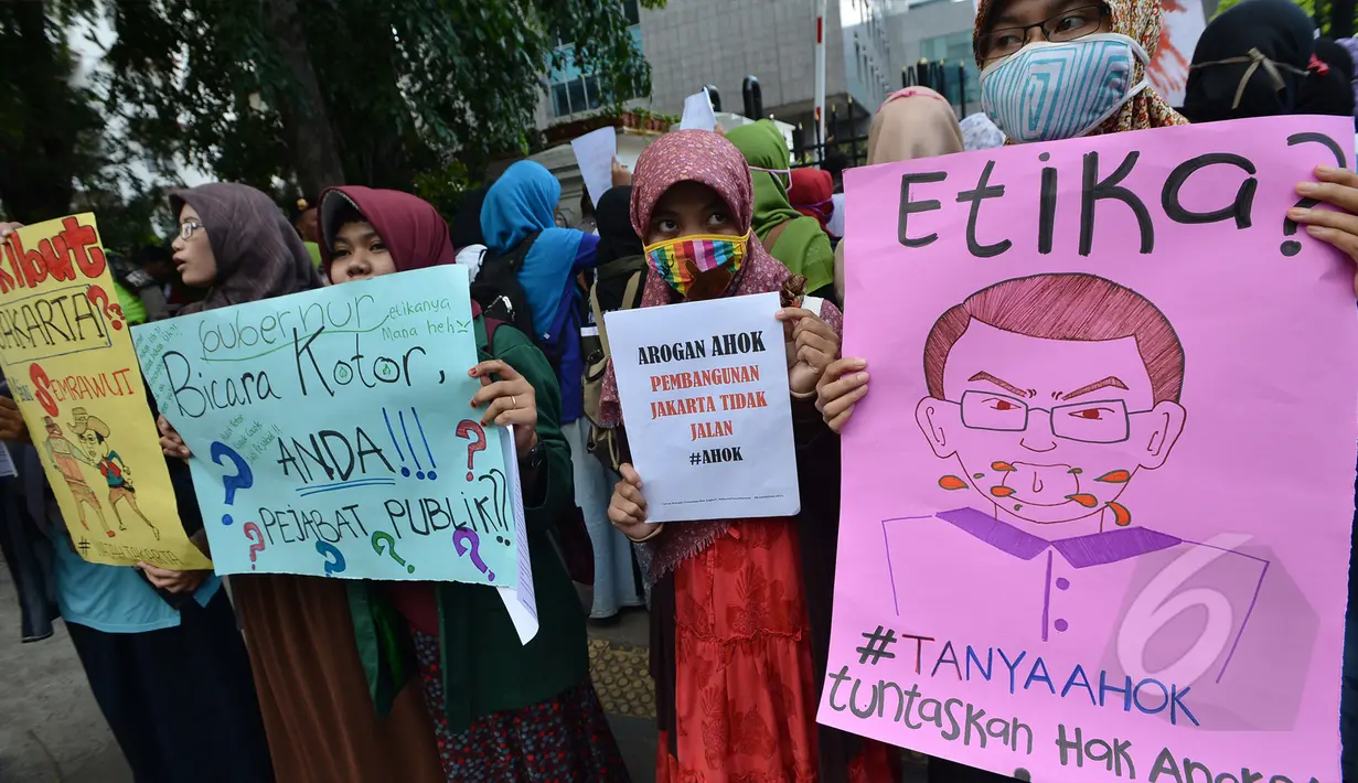 Puluhan mahasiswa dari Kesatuan Aksi Mahasiswa Muslim Indonesia melakukan aksi di belakang gedung DPRD, Jakarta, Jumat (27/3/2015). Dalam aksinya mereka meminta kepada DPRD DKI agar menuntaskan hak angket untuk melawan korupsi. (Liputan6.com/Johan Tallo)