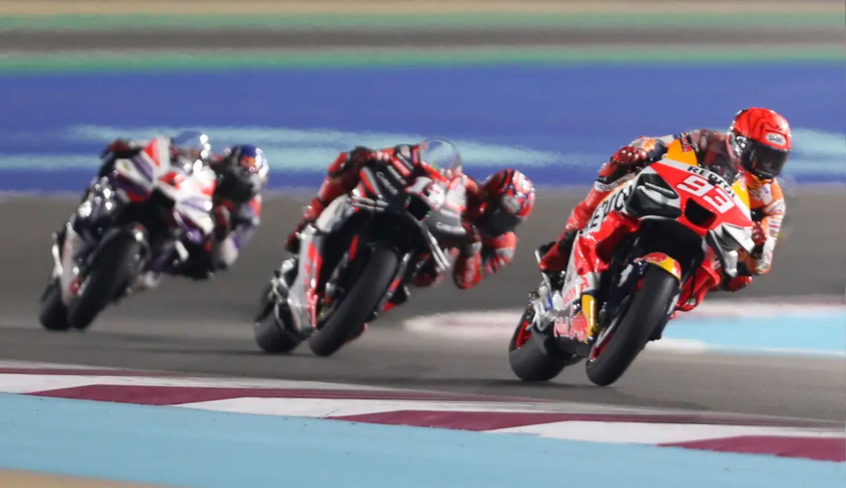 Balapan berjalan seru sejak awal. Francesco Bagnaia mampu tampil melesat ke depan saat start sehingga langsung memimpin lomba. Sial bagi Jorge Martin karena ban belakang miliknya melintir sehingga dia kehilangan banyak waktu. (AP Photo/Hussein Sayed)