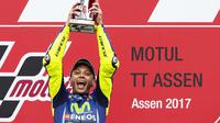 Pebalap Movistar Yamaha, Valentino Rossi, menilai kemenangan di MotoGP Belanda 2017 terasa spesial untuknya karena menjadi yang pertama setelah satu tahun terakhir. (EPA/Vincent Jannick)