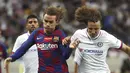 Penyerang Barcelona, Antoine Griezmann berebut bola dengan bek Chelsea, David Luiz selama pertandingan laga perdana pramusim di Saitama Stadium 2002, Saitama, Selasa (23/7/2019). Chelsea menang tipis 2-1 atas Barcelona. (AP Photo/Eugene Hoshiko)
