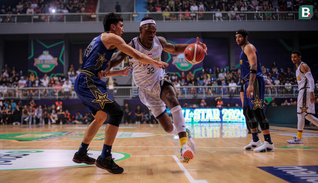 Pemain Tim Future, Lester Prosper (kedua kiri) berusaha melewati pemain Tim Legacy, Pandu Wiguna (kiri) pada laga IBL All Star 2024 di Britama Arena, Kelapa Gading, Jakarta, Sabtu (27/04/2024). (Bola.com/Bagaskara Lazuardi)