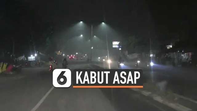 Kabut asap tebal masih menyelimuti langit Palembang. Bahkan saat dini hari, warga kesulitan bernapas dan mengalami iritasi penglihatan.