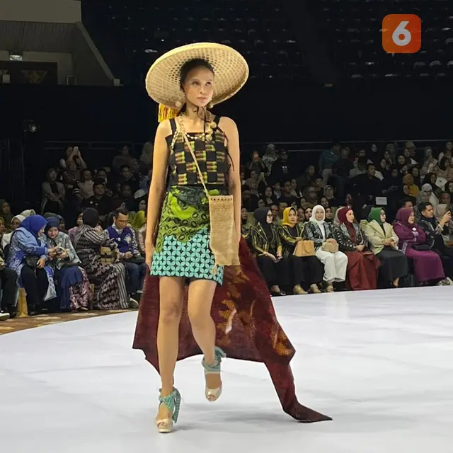 Cantiknya Wastra Tenun Baduy Bergaya Urban di Indonesia Fashion Week 2025. (Dokumen: Liputan6.com/dyah)