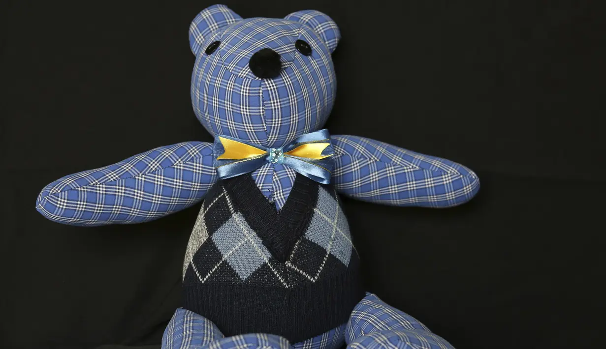 Boneka beruang terbuat dari potongan pakaian yang dikenakan korban COVID-19, duduk di bengkel penjahit Irma de la Parra, di Mexico City, 24 April 2021. De la Parra biasa membuat baju guru, tetapi penutupan sekolah selama pandemi membuatnya kehilangan pekerjaan. (AP Photo/Ginnette Riquelme)