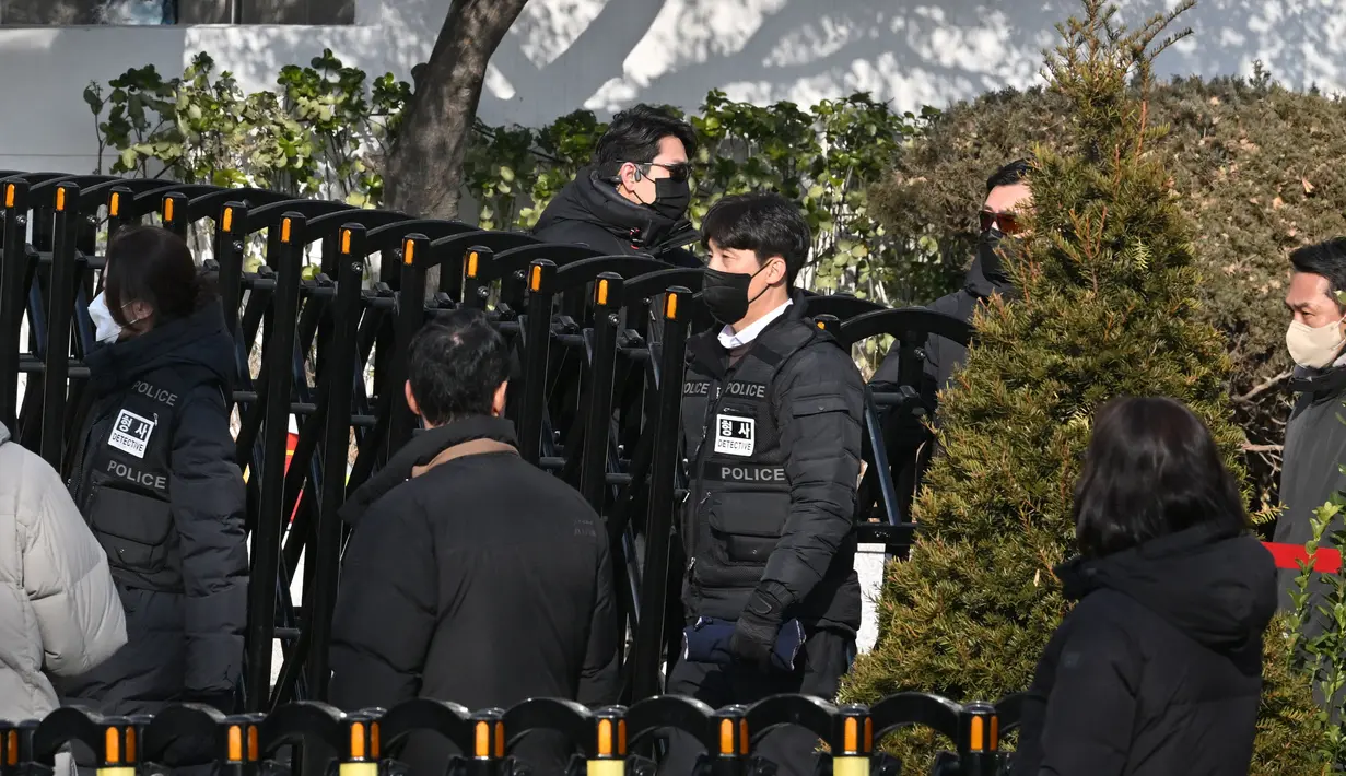 Kekhawatiran akan keselamatan personel di lokasi menjadi dasar menghentikan eksekusi penahanan Yoon Suk-yeol. (JUNG Yeon-je/AFP)