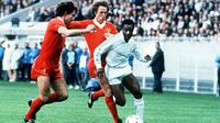 Pemain Real Madrid asal Inggris, Laurie Cunningham, mencoba melewati dua bek Liverpool.