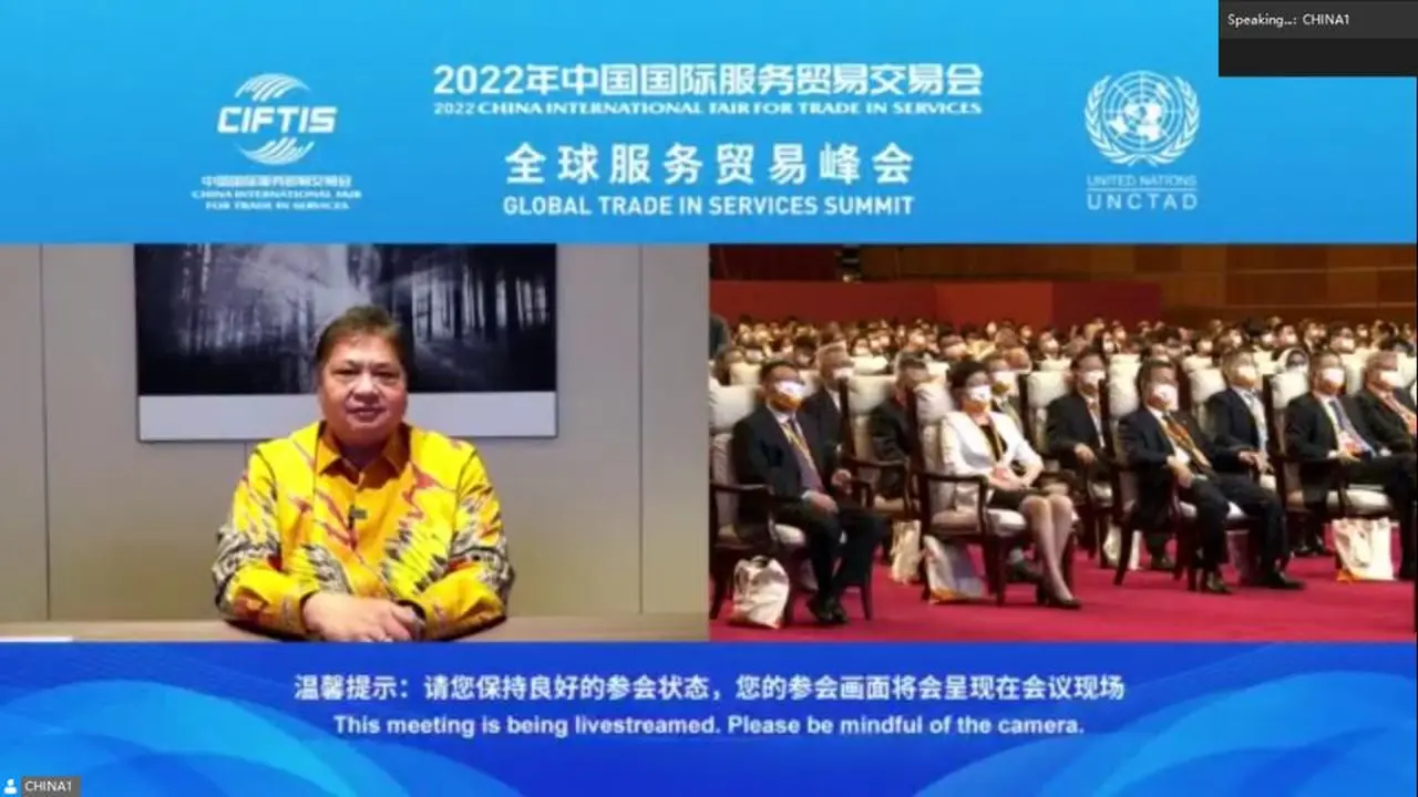 Menteri Koordinator Bidang Perekonomian Airlangga Hartarto menyampaikan keynote speech secara virtual di Global Trade In Services Summit, China International Fair For Trade In Services (CIFTIS) 2022 yang diselenggarakan di Beijing. ( Sumber ekon.go.id )