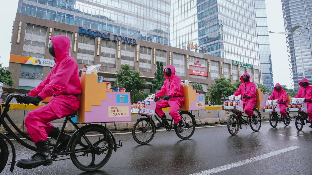Sambut Perilisan Squid Game Season 2, Indofood Berkolaborasi dengan Netflix Sebar Pink Guard di Jakarta