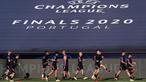 Pemain RB Leipzig saat menjalani latihan jelang laga semifinal Liga Champions 2019/2020 di Da Luz Stadium, Selasa (18/8/2020). RB Leipzig akan menghadapi PSG pada semifinal Liga Champions. (AFP/Manu Fernandez/pool)