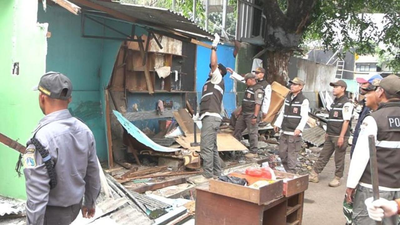 Petugas Gabungan Tertibkan 16 Bangunan Liar di Atas Saluran Air Mampang