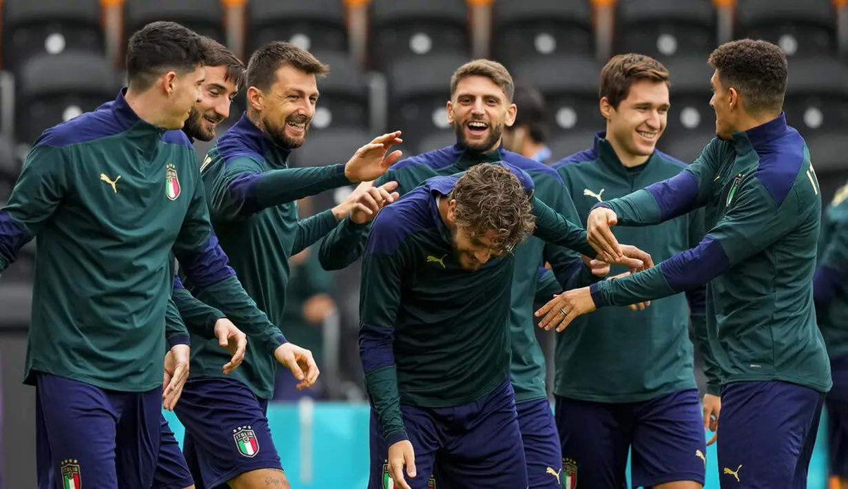 Para pemain Italia tertawa saat sesi latihan di stadion Hive di London, Inggris, Senin (5/7/2021). Italia merengkuh tiket semifinal Euro 2020 usai menang 2-1 atas Belgia. (AP Photo/Frank Augstein)