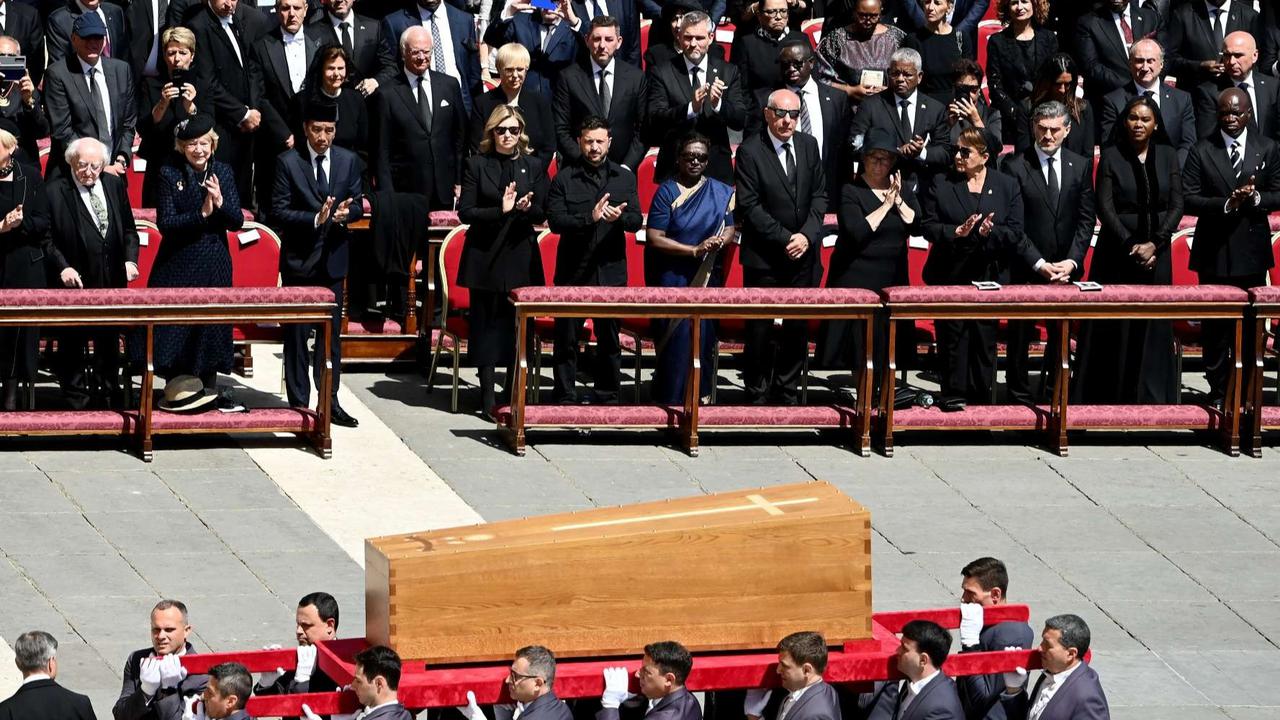 FOTO: Momen Jokowi Hadiri Upacara Pemakaman Paus Fransiskus, Duduk di Barisan Terdepan Sejajar dengan Donald Trump