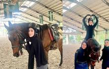 Potret Seru Mulan Jameela Berkuda, Sempat Takut Karena Pertama Kali