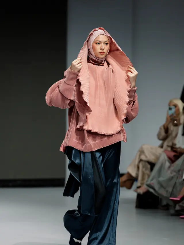 Emosi Kontras Modestwear Rancangan Ria Miranda di Koleksi Busana Juxtaposed