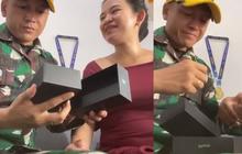 Saking Bahagianya Dapat 'Surprise' Kehamilan Istri, Prajurit TNI AD Guling-gulingan di Lapangan