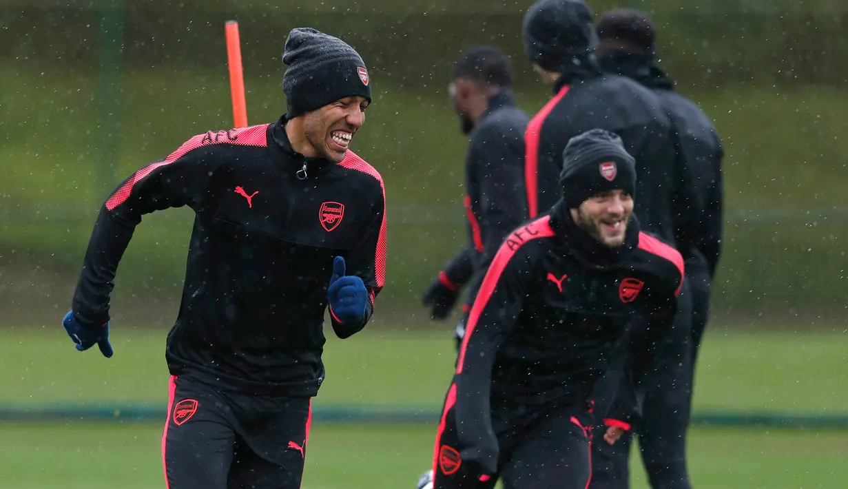 Penyerang Arsenal, Pierre-Emerick Aubameyang (kiri) mengikuti latihan di London Colney, Inggris (2/5). Pada leg pertama Atletico Madrid bermain imbang 1-1 atas Arsenal di Emirates Stadium. (AFP Photo/Dennis Adrian)