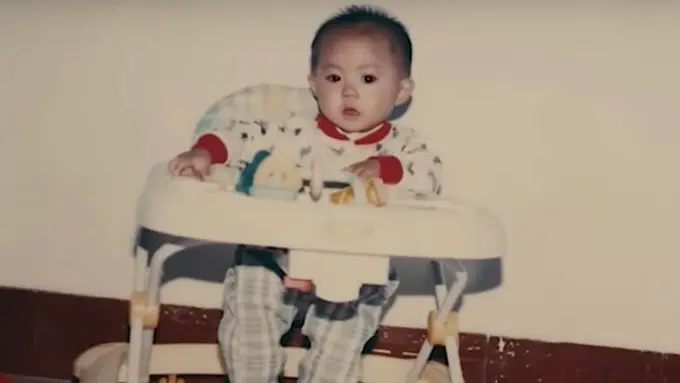 [Bintang] Dibuang dalam Kardus, Bayi Ini Sekarang Jadi Orang Terkenal