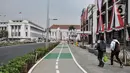 Pengunjung melintasi jalur pedestrian yang terhubung langsung dengan kawasan wisata Kota Tua, Jakarta Barat, Senin (22/8/2022). Proyek revitalisasi jalur pedestrian Kota Tua yang diharapkan dapat meningkatkan kenyamanan bagi pejalan kaki dan pengguna sepeda serta mewujudkan kawasan rendah emisi tersebut saat ini telah rampung dikerjakan. (merdeka.com/Iqbal S. Nugroho)