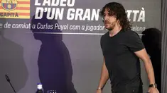 Gelandang Barcelona, Carles Puyol menggelar jumpa pers perpisahan di di stadion Camp Nou, Barcelona, (15/5/2014). (AFP PHOTO/Lluis Gene)