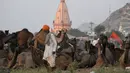 Sejumlah unta dikumpulkan saat mengikuti pameran di Pushkar, India (26/10). Acara yang memamerkan dan memperdagangkan ribuan hewan ternak, khususnya unta ini merupakan yang terbesar di dunia.  (AFP Photo/Dominique Faget)