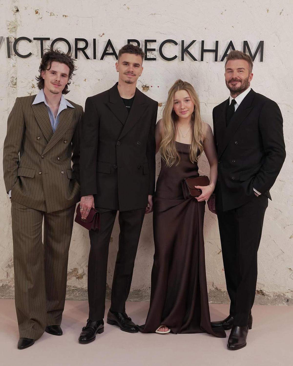 5 Potret Cantik Harper Anak David dan Victoria Beckham saat Dukung Sang Ibu di Paris Fashion Week