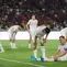 Bek Timnas Indonesia, Jay Idzes (kanan-duduk), terlihat menahan rasa sakit dan lelah saat menghadapi Australia pada Kualifikasi Piala Dunia 2026 zona Asia di Stadion Gelora Bung Karno, Selasa (10/9/2024) malam WIB. (Bola.com/Bagaskara Lazuardi)