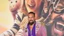 Jason Momoa berpose dengan boneka babi saat menghadiri pemutaran perdana film Netflix "Slumberland" di AMC Century City di Century City, California pada 9 November 2022. Mamoa memakai satu set sepatu slip-on bermotif macan tutul dan dilengkapi dengan beberapa perhiasan. (Charley Gallay/Getty Images for Netflix/AFP)