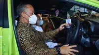 Menperin Agus Gumiwang Kartasasmita mencoba mobil yang ditampilkan pada Pembukaan GAIKINDO Indonesia International Motor Show (GIIAS) seri kedua di Surabaya. (Dok Kemenperin)