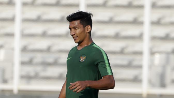 Pemain Timnas Indonesia U-22, TM Ichsan, saat latihan di Stadion Madya, Senayan, Jakarta, Senin (4/3). Latihan tersebut untuk persiapan kualifikasi Piala AFC U-23. (Bola.com/M Iqbal Ichsan)