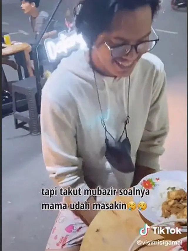 Pemuda Ini Bawa Sepiring Masakan Ibu ke Tongkrongan, Alasannya Bikin Salut