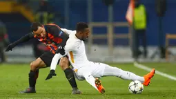 Pemain AS Roma, Gerson berebut bola dengan pemain Shakhtar Donetsk, Ismaily pada leg pertama babak 16 besar Liga Champions di Oblasny SportKomplex Metalist, Kamis (22/2). Shakhtar Donetsk sukses memetik kemenangan tipis 2-1. (AP/Efrem Lukatsky)