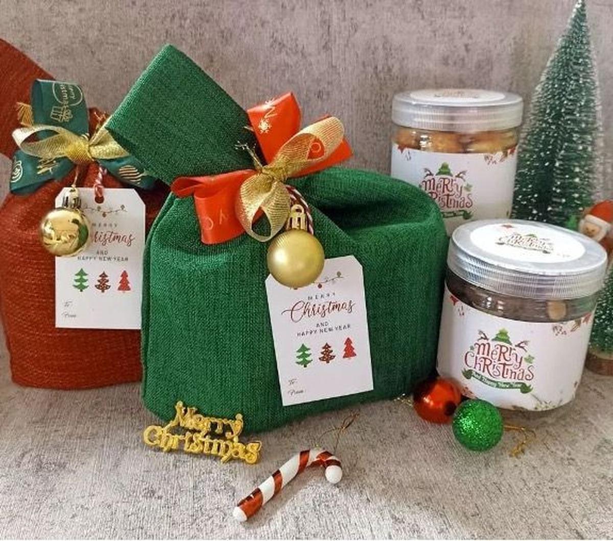 Di penghujung tahun 2023, usaha kuliner yang berlokasi di Jakarta ini menghadirkan hampers berisi <i>cookies, cakes,</i> hingga puding mulai dari Rp95 ribu sampai Rp320 ribu.