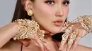 Tampilan bak putri kerajaan makin terpancar dengan aksesori emas bermata mutiara dari Rinaldy A Yunardi [@ayutingting92]