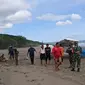 Pesawat latih milik Akademi Penerbangan Indonesia (API) Banyuwangi, mendarat darurat di Pantai Ngagelan Kawasn Taman Nasional Alas Purwo (Istimewa)