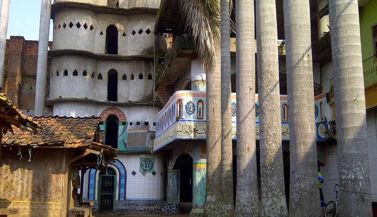 Masjid 1000 Pintu, masjid ini dibangun pertama kali pada tahun 1978. Dinamakan 1.000 pintu karena masjid ini terdiri dari banyak pintu. Untuk masuk ke dalam ruang utama, wisatawan harus melalui banyak pintu yang telah disediakan. (Istimewa)