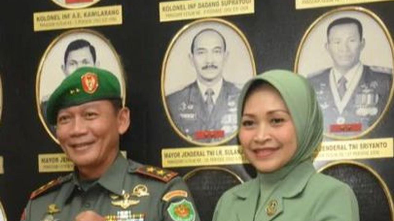 Dalam momen istimewa itu, sang jenderal bintang dua didampingi istri tercinta yakni Irawati.&nbsp;