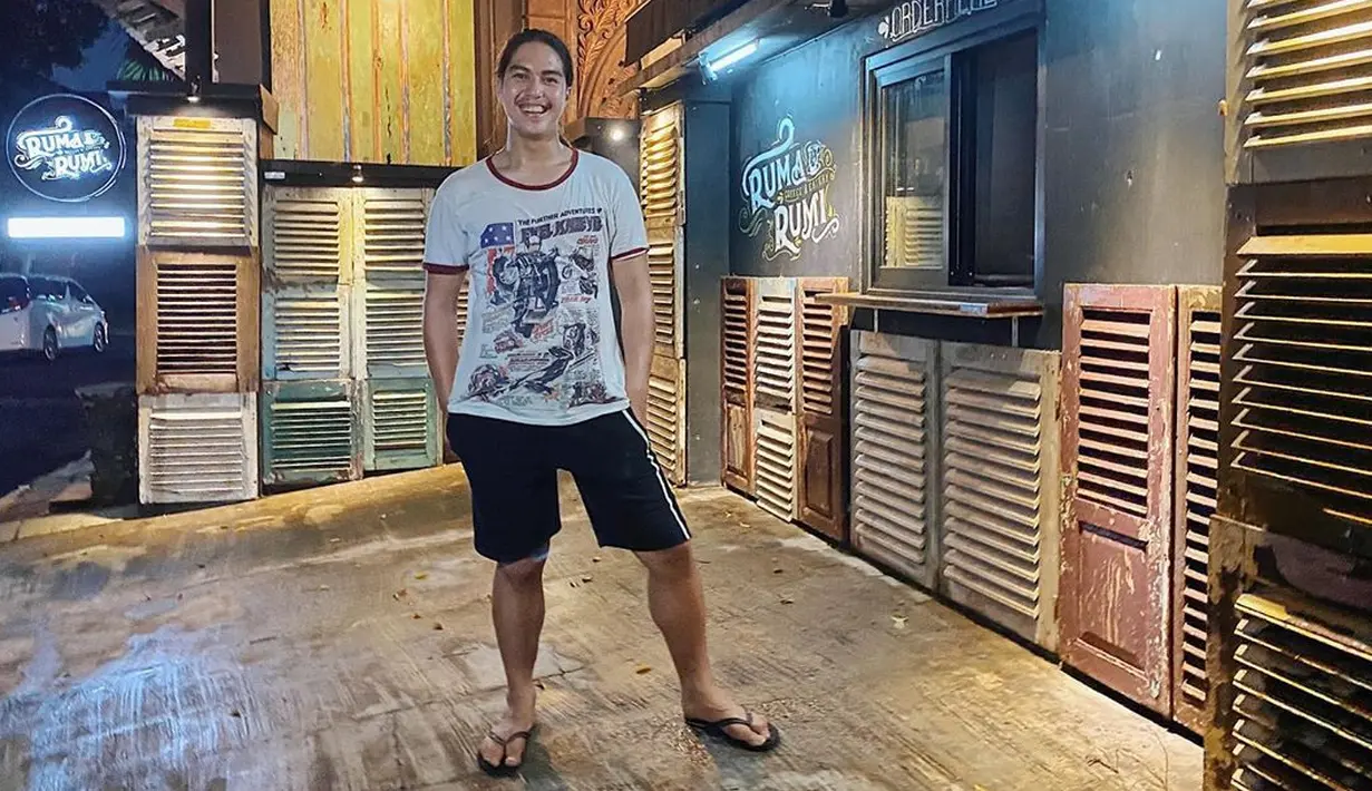 "Jadi kita selama 14 hari itu diperbolehkan keluar rumah 1 sampai 2 kali untuk belanja. Jadi bener-bener selama 2 minggu boleh keluar rumah 2 kali doang. Jadi bener-bener bosen banget," ucap El Rumi. (Instagram/elelrumi)