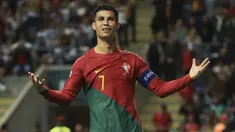 Cristiano Ronaldo boleh saja meredup di musim keduanya bersama Manchester United dengan tak lagi jadi pilihan utama pelatih Erik ten Hag. Namun di level timnas, namanya masih harum sebagai andalan Portugal dan menjadi pemain Eropa dengan koleksi caps terbanyak hingga kini. Berikut daftar 5 pemain MU dengan koleksi caps terbanyak untuk negaranya. (AP/Luis Vieira)