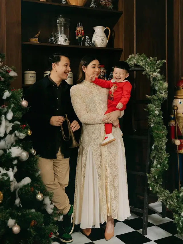 7 Potret Billy Davidson dan Patricia Devina Bareng Buah Hati yang Menggemaskan