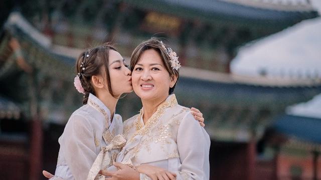 7 Pemotretan Natasha Wilona dan Bundanya yang Tampil Kompak Pakai Hanbok