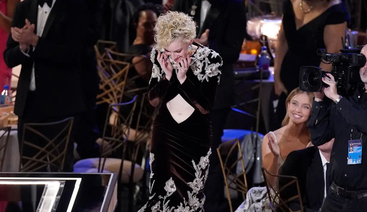Julia Garner berjalan menuju panggung untuk menerima penghargaan kategori aktris pendukung terbaik dalam serial drama pada ajang Primetime Emmy Awards ke-74 di Microsoft Theater, Los Angeles, Amerika Serikat, 12 September 2022. Julia Garner mengalahkan sejumlah pesaing, yakni Patricia Arquette (Severance), Jung Ho-yeon (Squid Game), Christina Ricci (Yellowjackets), Rhea Seehorn (Better Call Saul), J. Smith-Cameron (Succession), Sarah Snook (Succession), dan Sydney Sweeney (Euphoria). (AP Photo/Mark Terrill)
