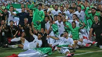 Pemain timnas Iran meluapkan kegembiraan usai mengalahkan Uzbekistan 2-0 dalam kualifikasi Grup A zona Asia di Stadion Azadi, Senin (12/6). Iran menjadi negara ketiga yang memastikan diri tampil ke putaran final Piala Dunia 2018 (AP Photo/Vahid Salemi)