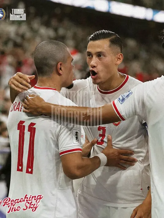 Selebrasi pemain Timnas Indonesia, Ragnar Oratmangoen (kiri) bersama Jay Idzes setelah menjebol gawang Arab Saudi pada laga matchday pertama putaran ketiga Kualifikasi Piala Dunia 2026 zona Asia Grup C di King Abdullah Sports City Stadium, Jeddah, Arab Saudi, Jumat (6/9/2024) dini hari WIB. (Instagram PSSI)